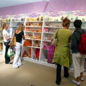 Parabeni, "Nei cosmetici dosi minime potrebbero aumentare rischio di tumore al seno"