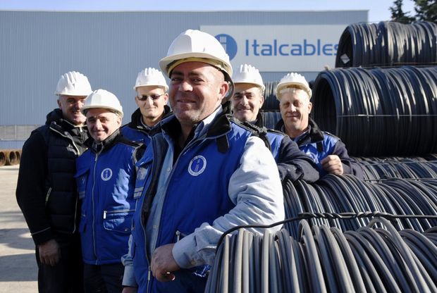 Caivano, gli operai dell'Italcables rilevano la fabbrica dopo il licenziamento