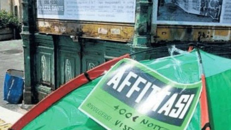 Casa, in corteo contro il caro affitti: "Prezzi impossibili per i fuorisede"