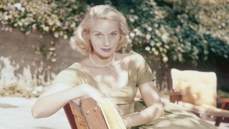 Eva Marie Saint, morta l’attrice Oscar per "Fronte del porto" e musa di Hitchcock in "Intrigo internazionale". Aveva 102 anni