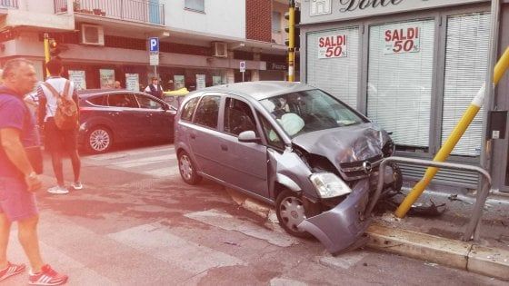 Bari incidente in centro: auto sfonda semaforo. Alla guida un 28enne con la patente falsa