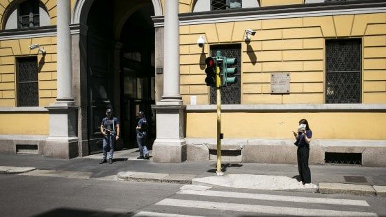 Milano: scappa dagli agenti e ingoia dosi di droga, tunisino muore in ospedale
