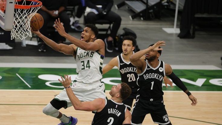 Basket Nba: Milwaukee stoppa ancora Brooklyn e mette in cassaforte i playoff, colpo Dallas a Miami