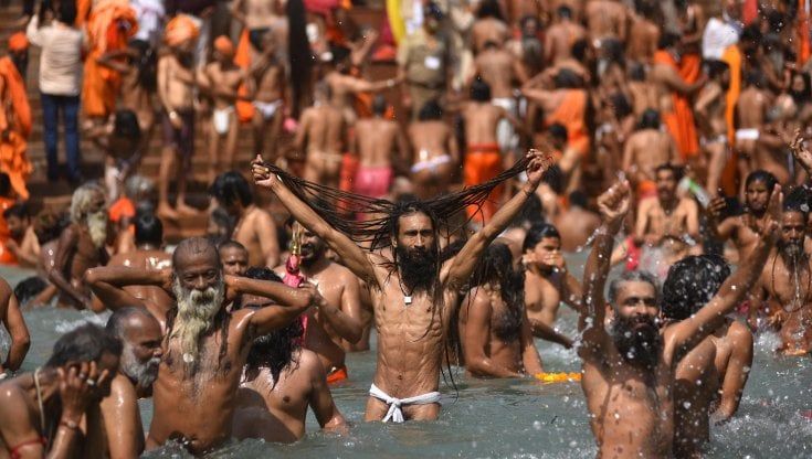 L'India sospende le celebrazioni dal vivo del Kumbh Mela a causa del Covid. È la prima volta: "Festeggiate in modo simbolico"