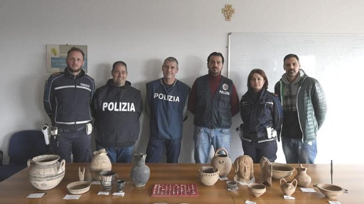 Recuperato il tesoro dei tombaroli, consegnati alla Soprintendenza 1.300 reperti