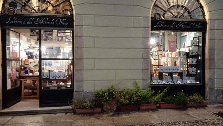 La Libreria del mondo offeso di Milano resiste e trasloca i suoi 15mila libri da 120 a 18 metri quadri