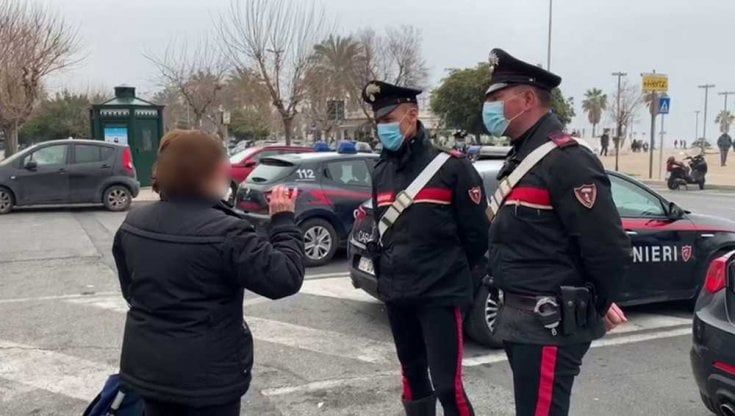Faceva dormire il marito malato nello stanzino e poi lo buttava fuori casa: indagata la moglie 'aguzzina' 