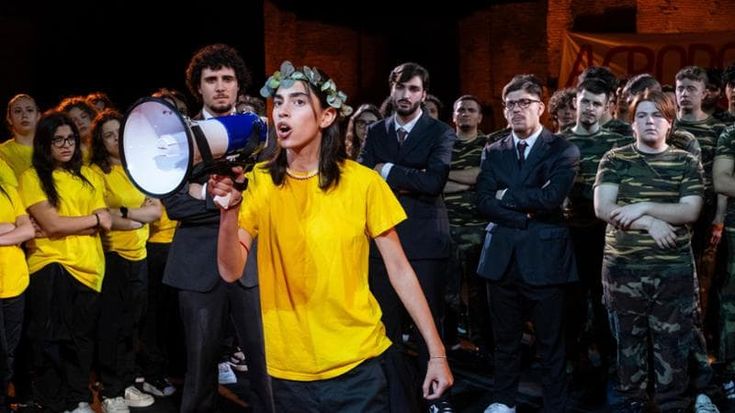 Lisistrata e lo sciopero del sesso: in scena la splendida anarchia del coro pacifista