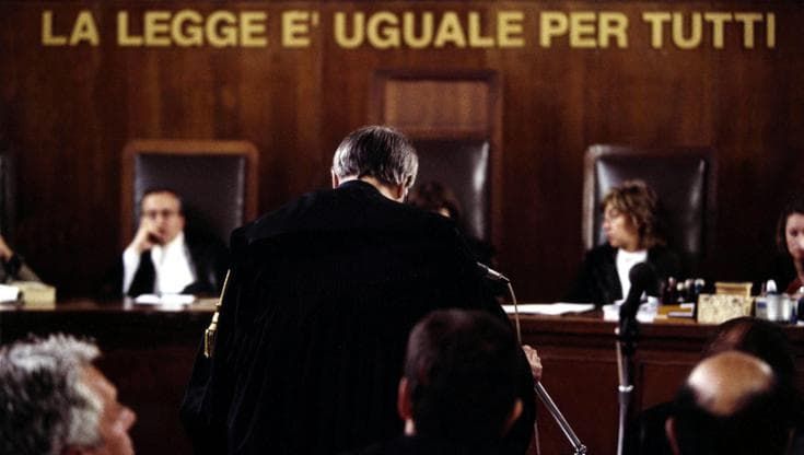 Abusi sulla figlia della convivente di 8 anni: condannato. Le molestie sul divano davanti alla tv