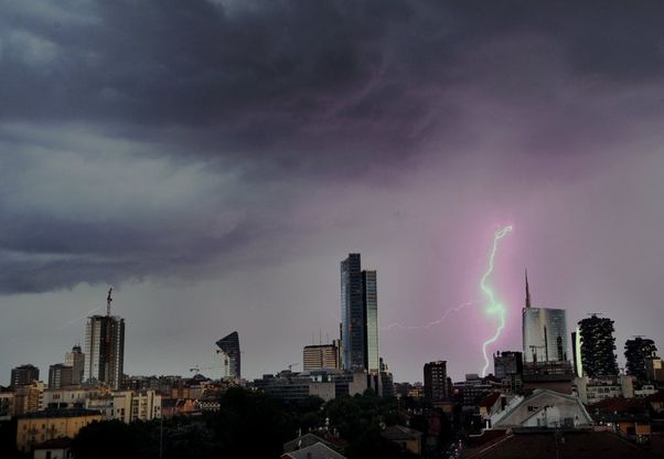 Il fulmine tra i grattacieli di Milano: lo scatto perfetto