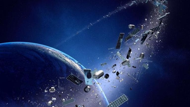 Rifiuti spaziali, 68.450 oggetti e milioni di frammenti vagano intorno alla Terra