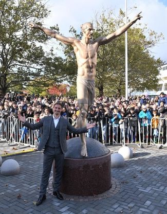 Ibrahimovic inaugura a Malmoe la sua statua