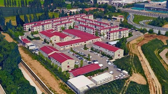 Terremoto, Maroni dopo il no ai profughi: "Alloggi Expo agli sfollati". E Sala attacca