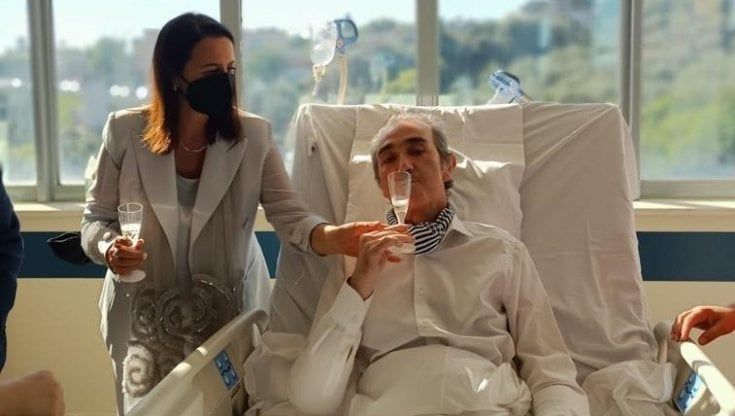 Paralizzato dopo l'incidente con un'auto pirata, si sposa in ospedale: "Siamo una speranza per chi teme di non farcela"