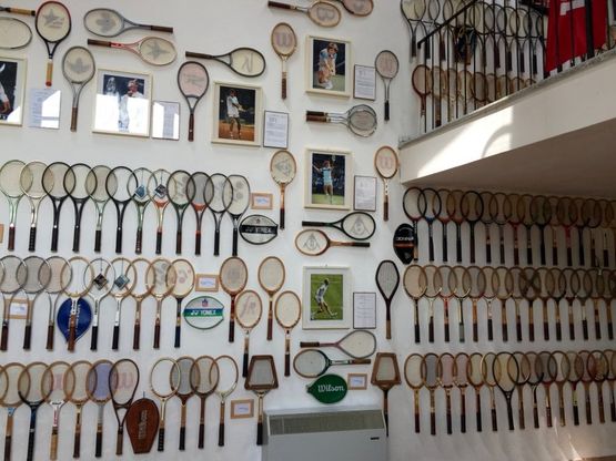 Torino, da Rod Laver a Nadal: mille racchette dei big  del tennis in un museo 