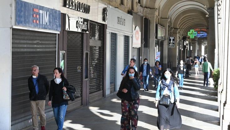 Torino, aggrediscono e minacciano una coppia di fidanzati in via Cernaia: arrestati