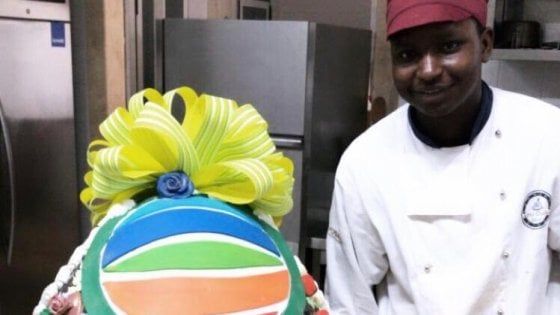 Salento, il re del pasticciotto è un 19enne senegalese: "Costretto a fuggire, ora il suo futuro è tra i dolci"