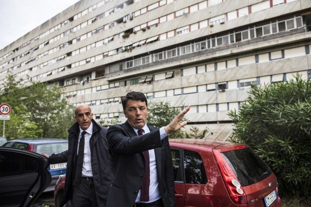 Renzi visita Calciosociale a Corviale: "Le periferie sono il futuro dell'Europa"