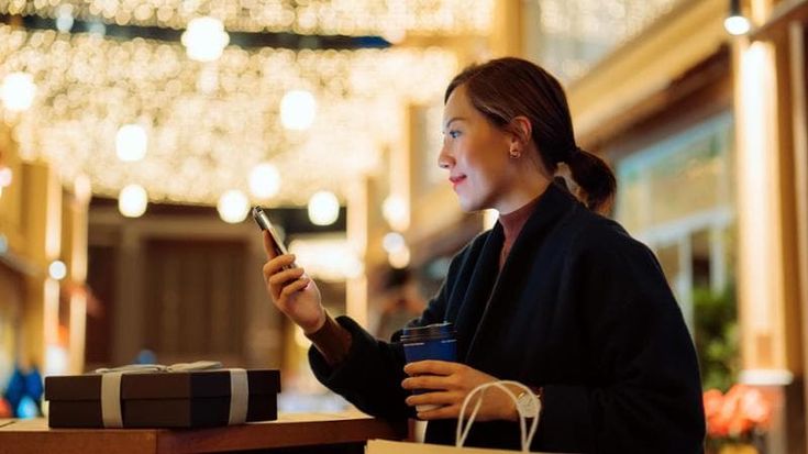 Shopping natalizio, così gli influencer orientano gli acquisti