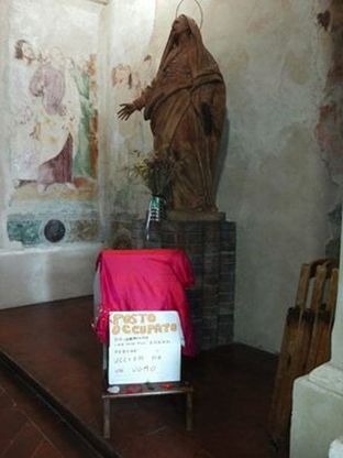 Bologna, all'eremo di Ronzano una sedia col drappo rosso contro la violenza: "Posto occupato da una donna uccisa da un uomo"