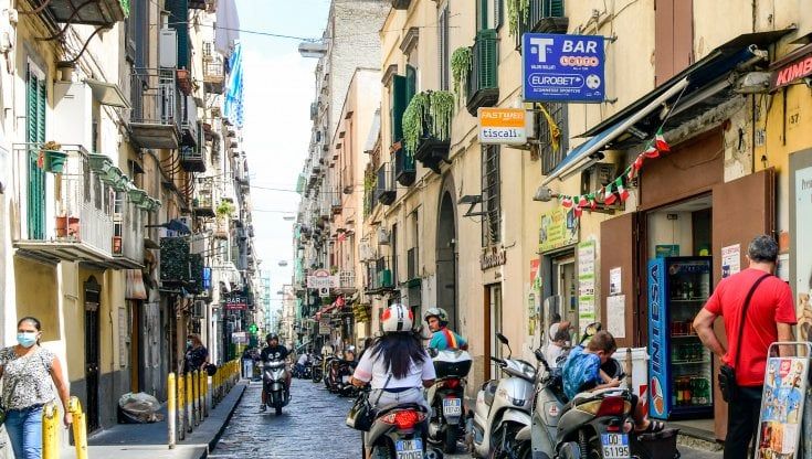 Materdei, il tabaccaio in fuga col biglietto del Gratta e vinci da 500mila euro di una anziana: "Sappiamo chi è, lo prenderemo presto"