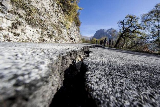 Terremoto Centro Italia, le strade squarciate dalla scossa