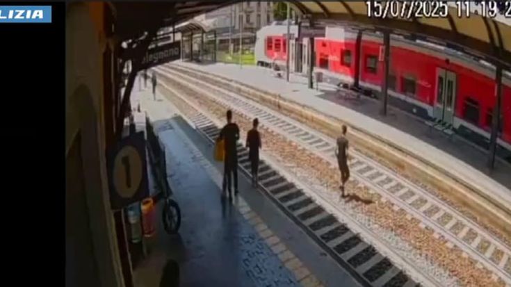 Accoltellano turista americano sul treno per rubargli la collana: arrestati due giovani di 20 anni