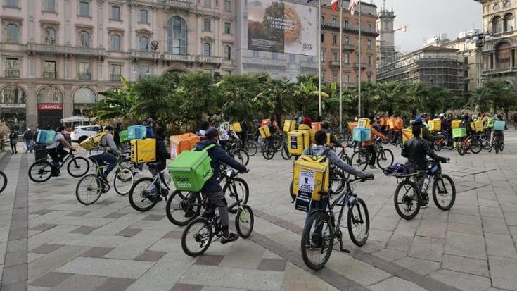 Le inchieste sul delivery scuotono i rider: “Ora rivendicano i diritti”