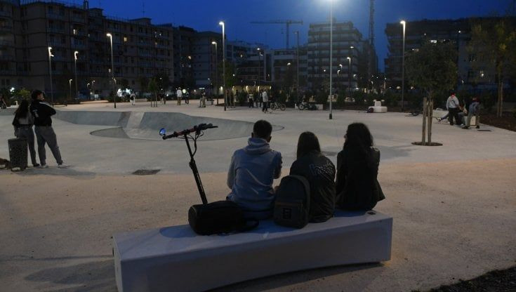 Bari, i violenti del muretto: viaggio nei luoghi a rischio fra parchi e piazze. "La sera diventiamo terra di nessuno"