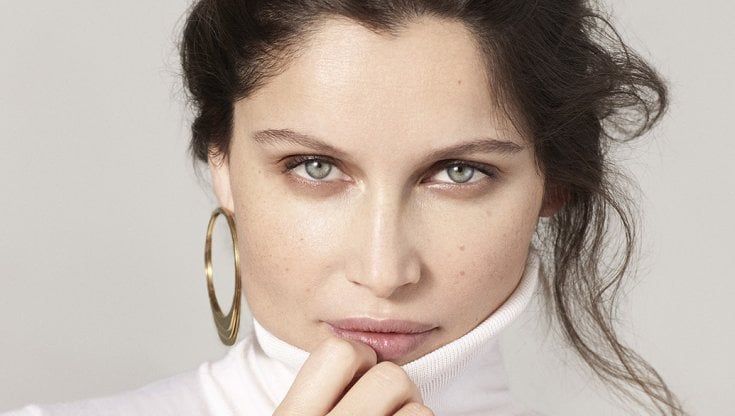 Laetitia Casta: "Il mondo è violento e faticoso. L’arte? Una risorsa che trasmette speranze"