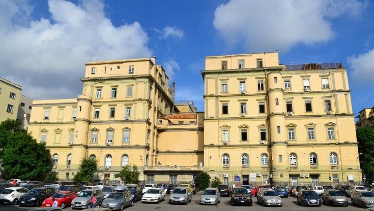  Soldi per un esame 'facile' alla laurea ma lo studente denuncia: sospeso prof dell'università Vanvitelli