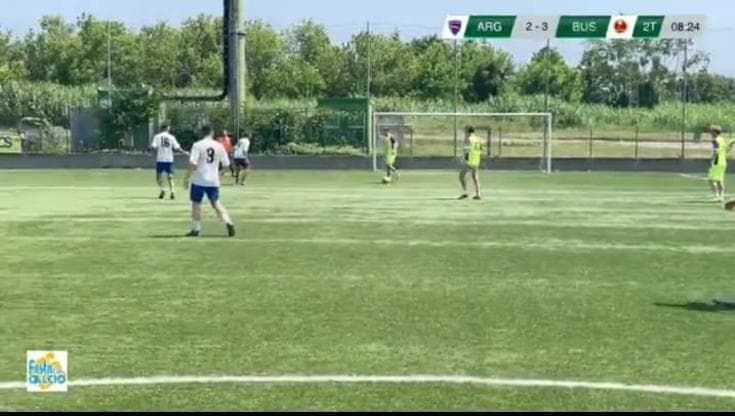 Calciatore si accascia per un malore e viene salvato dagli arbitri, un poliziotto e un finanziere