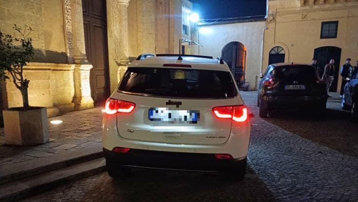 Parcheggia sui gradini di una chiesa e va al pub chiedendo comprensione ai carabinieri: multato