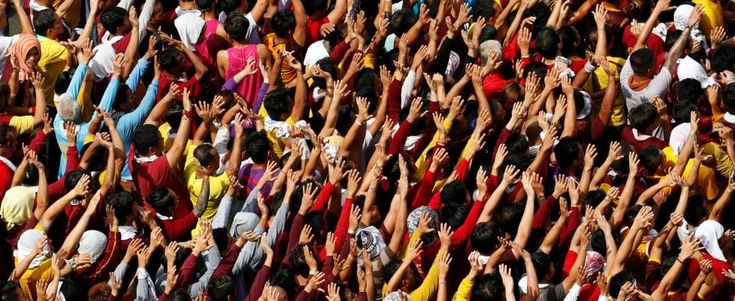 La fede di Manila, una folla in processione dietro al Nazareno Nero 