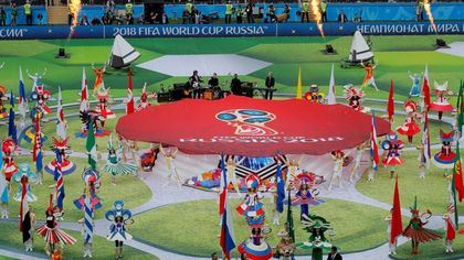 Mondiali in Russia, nella cerimonia-lampo show di Robbie Williams e Garifullina. Applausi per Ronaldo