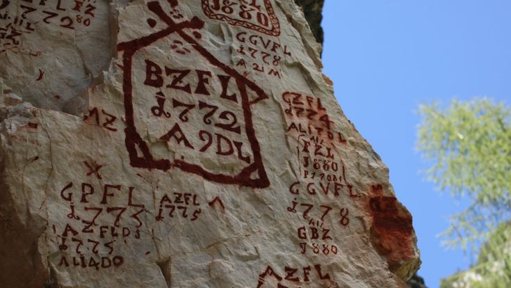 I graffiti dei pastori, secoli di storia su rocce e muri