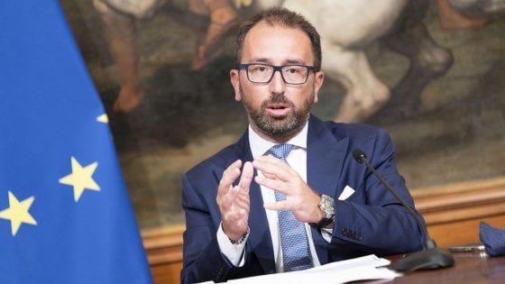 Bonafede, visita a sorpresa in carcere: "Nuovi magistrati a Santa Maria Capua Vetere e Napoli"