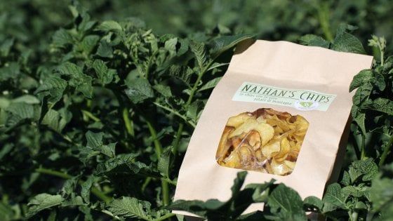 Patate di montagna ed erbe spontanee, ecco le chips delle Alpi