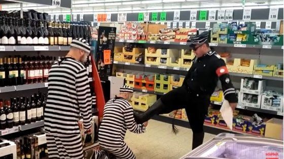 Biella, travestito da nazista maltratta due "deportati". Video fa scattare la denuncia