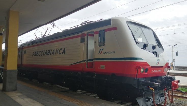 La dura vita del pendolare fra treni in ritardo, disagi e stazioni allagate