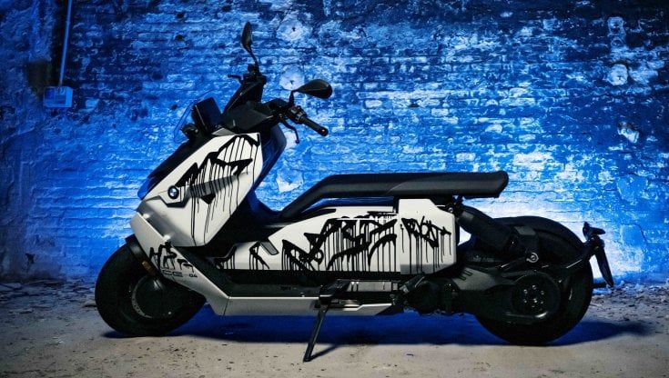 Urban Camouflage, Bmw CE 04 diventa un’opera d’arte
