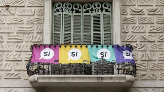 Catalogna, Consulta sospende decreto referendum. Ma Barcellona approva già la legge di 'rottura'