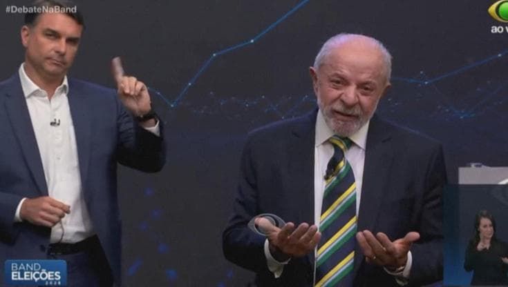 Brasile, duello tv. Lula attacca: "Vogliono la sanità privata". Bolsonaro fa segno di no alle spalle