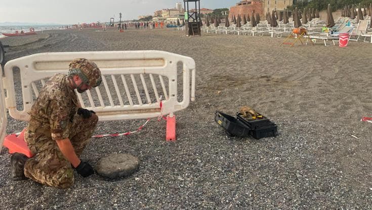 Donoratico, in mare trovano una mina anticarro: via i bagnanti, arrivano gli artificieri