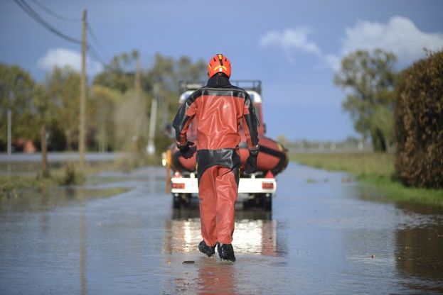 Budrio, l'acqua invade campi e casolari: lavoro senza sosta dei soccorritori