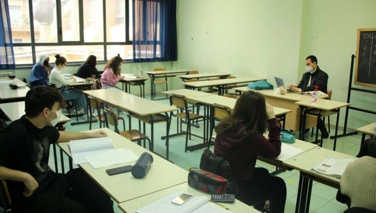 Scuola, corsa a ostacoli per la maturità: "Pfizer per i 18enni, ma c’è poco tempo"