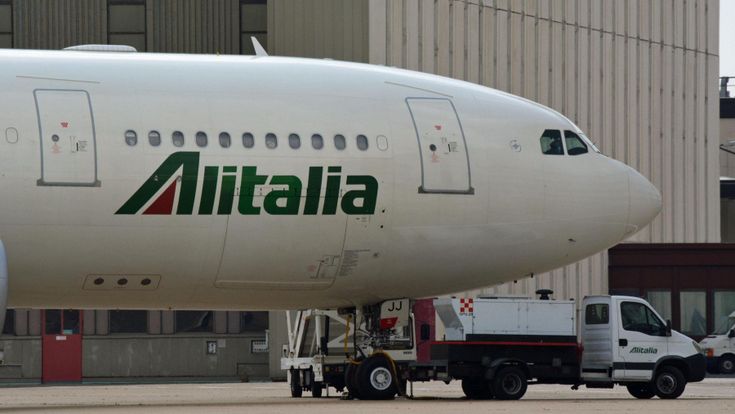 Esuberi Alitalia: resta la tassa ma metà dei fondi va all’Inps