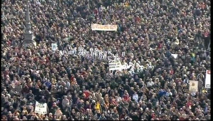 Il Papa dal balcone: "Grazie, grazie"