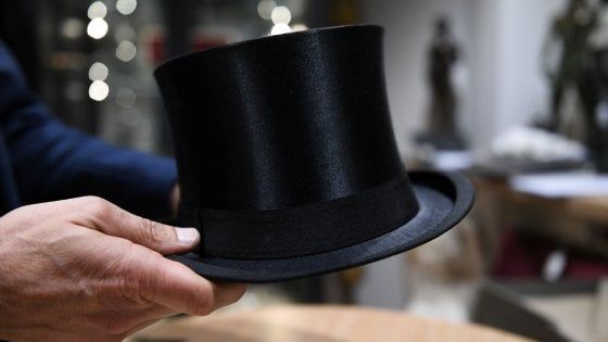 Dal cappello di Hitler ai vestiti di Eva Braun. All'asta i cimeli dei nazisti. Polemiche in Germania