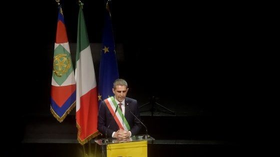 Pizzarotti replica a Salvini: "Papeete Boy non fa una proposta" 